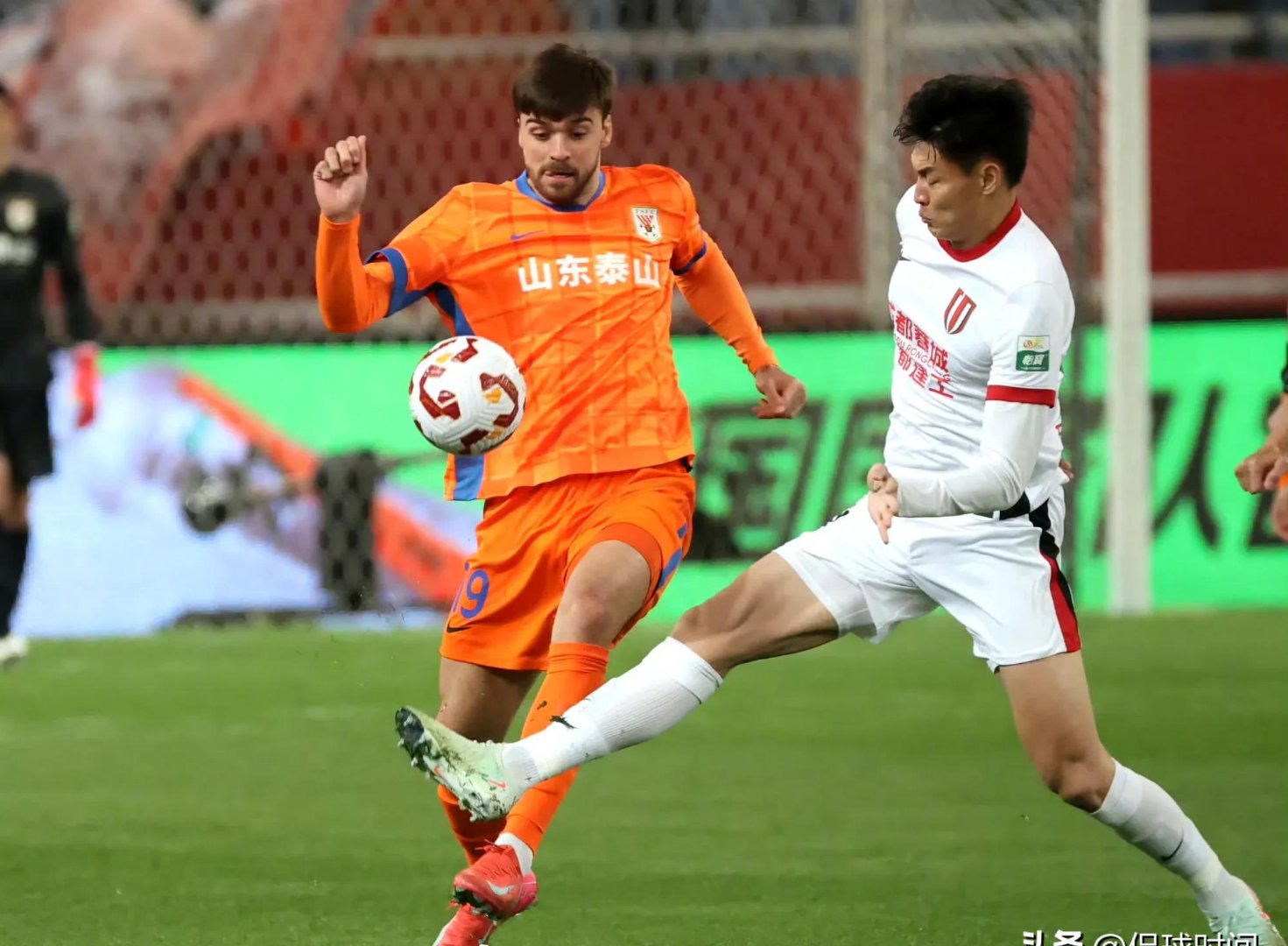 AYX爱游戏中国-里程碑夜！山东泰山调整名单；葡超关键时刻刷纪录；质疑声仍在；身体对抗强度拉满(2024中超山东泰山队难夺冠)