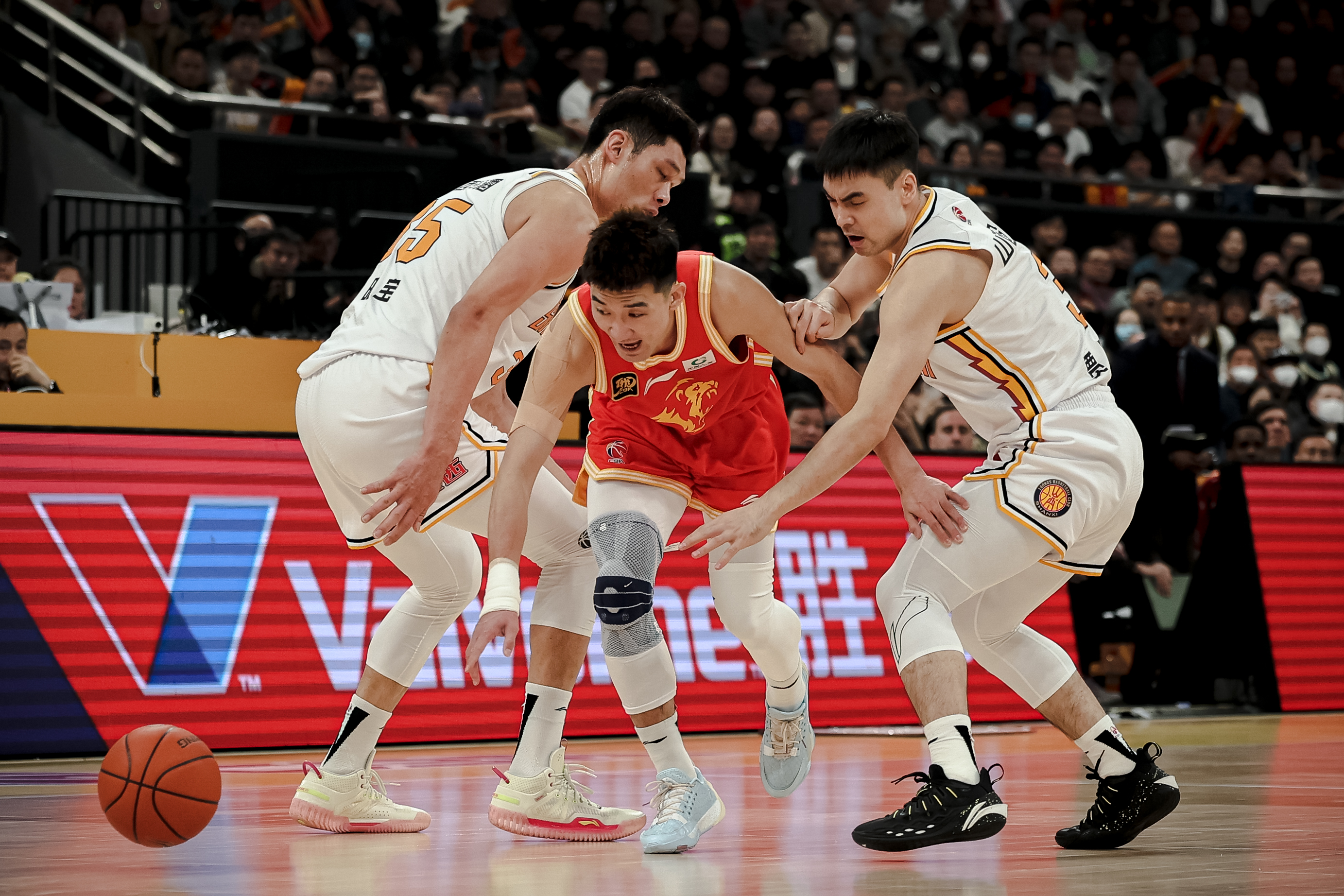 关于密尔沃基雄鹿赛前门线救险山东男篮围绕CBA常规赛防线松动，巴特勒连续十二场比赛得分超过惊险取胜都惊呆了的信息