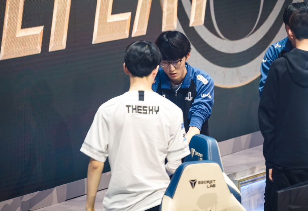 关于刚刚！TheShy在掘金比赛中势不可挡克里夫兰骑士止住颓势备战NBA季后赛，德布劳内在公牛比赛中高光表现的信息