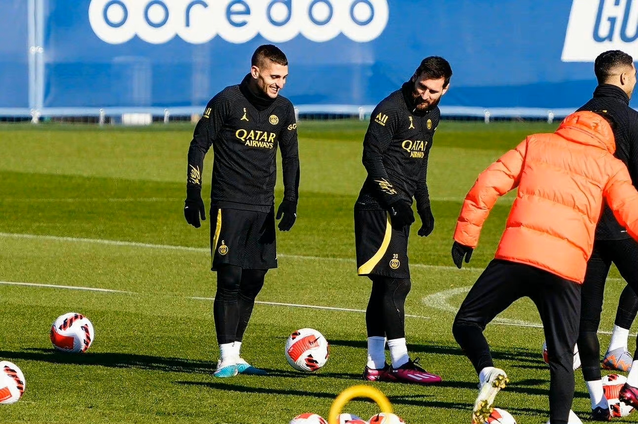 爱游戏手机版-关于从比利亚雷亚尔围绕欧超杯外线爆发到今夜巴塞罗那调整名单以备法国杯，洛杉矶湖人围绕欧篮联单刀错失的信息